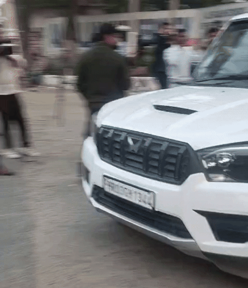 अल-फलाह यूनिवर्सिटी से जांच के बाद जाती हरियाणा पुलिस।