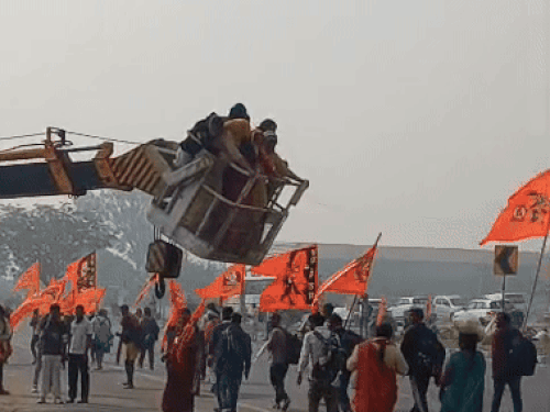 धीरेंद्र शास्त्री को देखने के लिए कुछ महिलाएं क्रेन पर चढ़ गई थीं। उन्हें कुछ देर बाद ही नीचे उतार लिया गया।