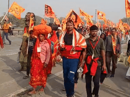 पांचवें दिन पदयात्रा पलवल के तुमसरा गांव से शुरू हुई। काफी संख्या में श्रद्धालु धीरेंद्र शास्त्री के साथ चल रहे हैं।