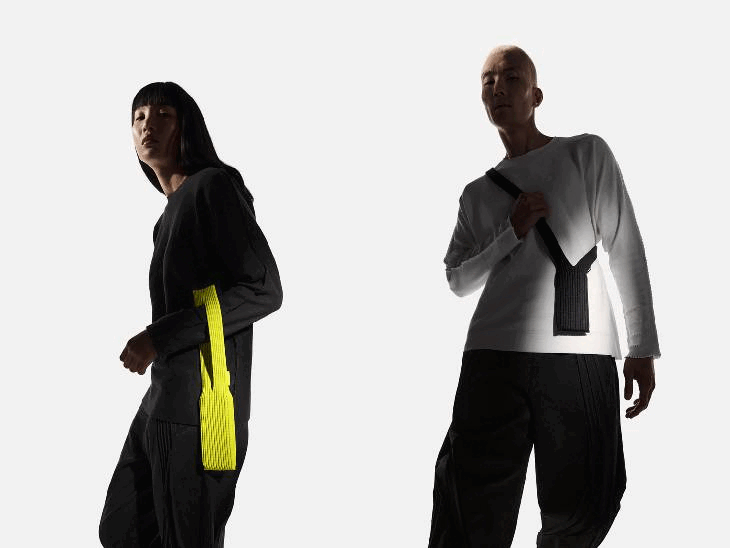 इसे क्रॉस-बॉडी, हैंडहेल्ड या बैग पर टाई करके यूज किया जा सकता है। - Dainik Bhaskar