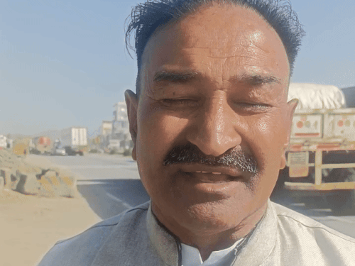 श्रीनगर के पूर्व सरपंच रामकरण यादव ने बताया- एक ट्रेलर आगे चल रहा था और उसने ब्रेक लगाए। पीछे से तेज गति से आ रही कार उसमें घुस गई। श्रीनगर थाना पुलिस जांच में जुटी है।