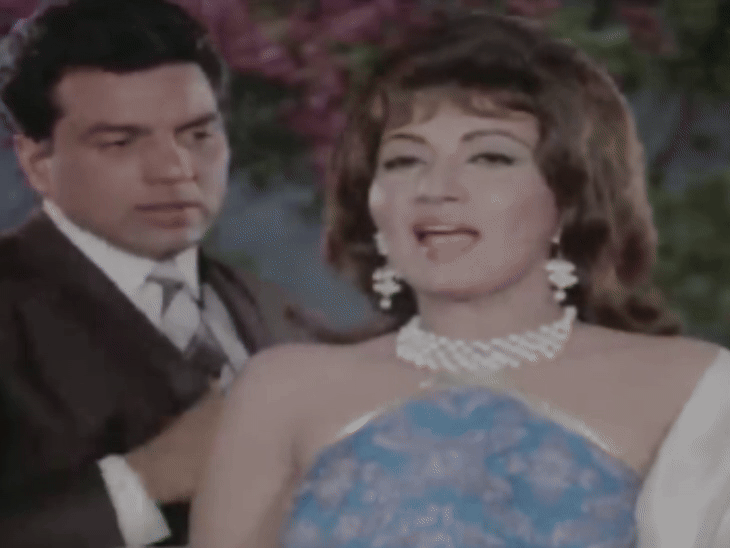 गाना- गैरों पे करम अपनों पे सितम, फिल्म- आंखें (1968)