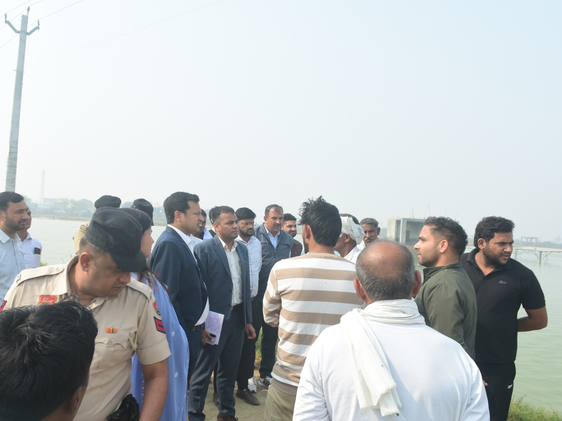 मौके पर मौजूद अधिकारी और गांव के लोग।