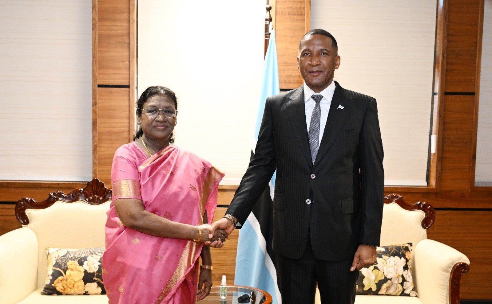 मुर्मू बोत्सवाना दौरा करने वाली पहली राष्ट्रपति हैं।