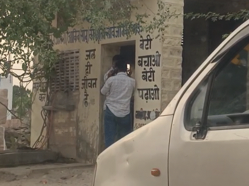 बड़ली और बालसमंद के रास्ते पर सार्वजनिक प्याऊ की आड़ में विस्फोटक का कारोबार। एयरबेस यहां से एक किमी दूर है।