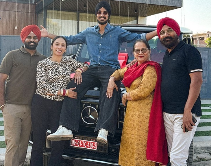 माता-पिता और परिवार के अन्य सदस्यों के साथ अर्शदीप सिंह।