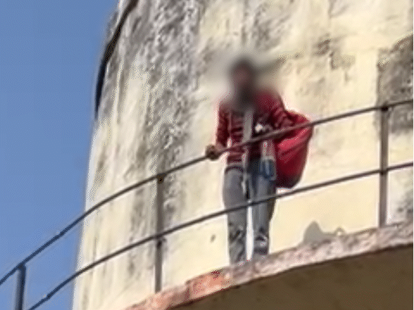 महिला केरोसीन की बोतल लेकर पानी की टंकी पर चढ़ी। कुछ केरोसीन खुद पर छिड़क लिया।