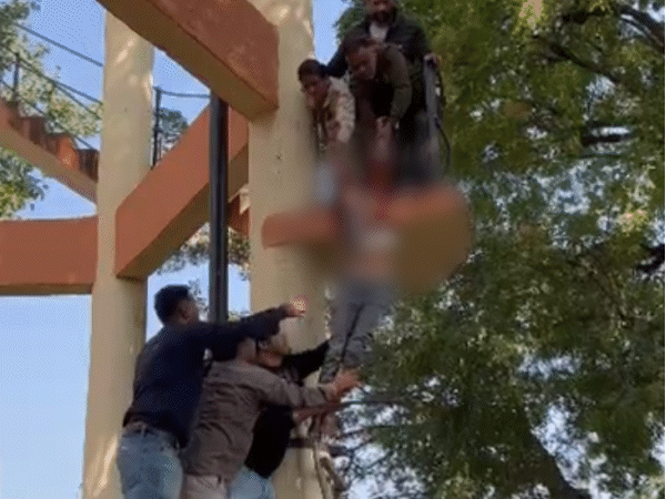 पुलिस ने सावधानी के साथ महिला को टंकी से नीचे उतारा।