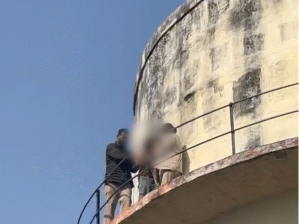 पुलिस टंकी के ऊपर पहुंची और महिला को पकड़ लिया।