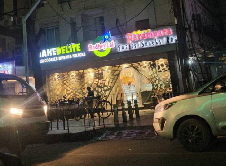 राधेलाल क्लासिक मिठाई की दुकान को FSDA टीम ने बंद करवा दिया।