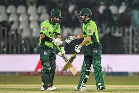 सलमान आगा और हुसैन तलात के बीच पांचवें विकेट के लिए 138 रनों की साझेदारी हुई।