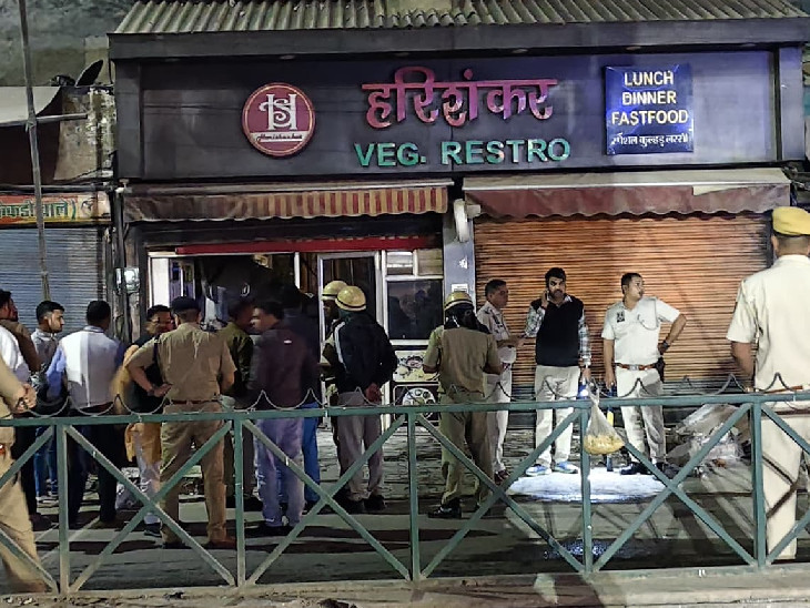 सांगानेर पुलिया के पास हरिशंकर रेस्टोरेंट की छत गिरी।