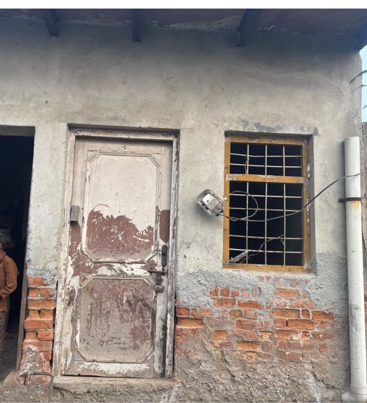 फतेहपुर तगा गांव में इसी घर से विस्फोटक मिला है। यहां से पुलिस ने मौलाना इस्ताक को अरेस्ट किया है।