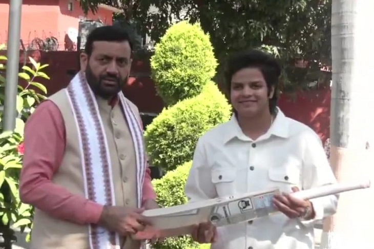 शेफाली को ₹1.50 करोड़ का कैश अवॉर्ड और ग्रेड ‘A’ ग्रेडेशन सर्टिफिकेट प्रदान करते सीएम नायब सैनी।