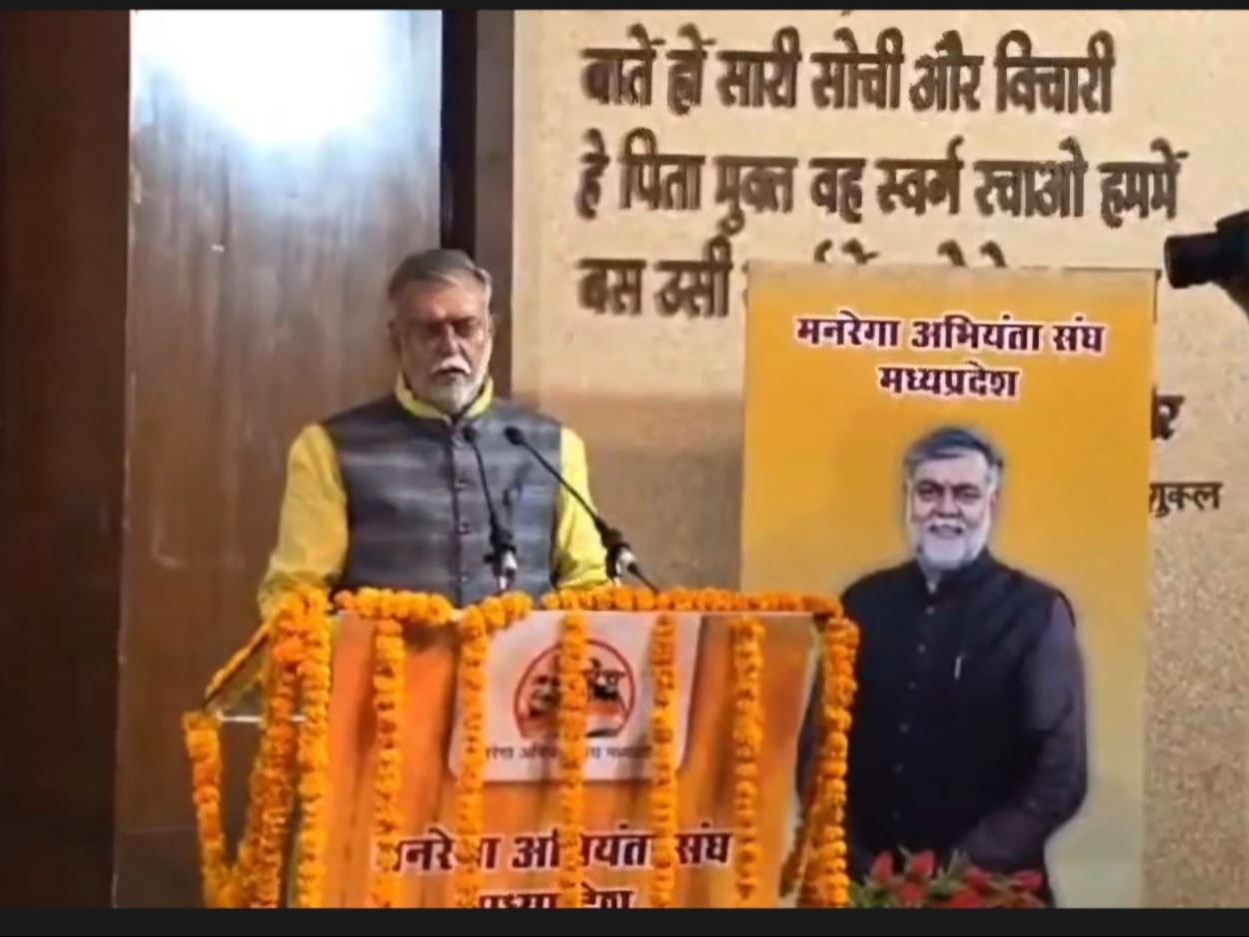 रवीन्द्र भवन में मनरेगा अभियंता संघ के कार्यक्रम को संबोधित करते मंत्री प्रहलाद पटेल। - Dainik Bhaskar