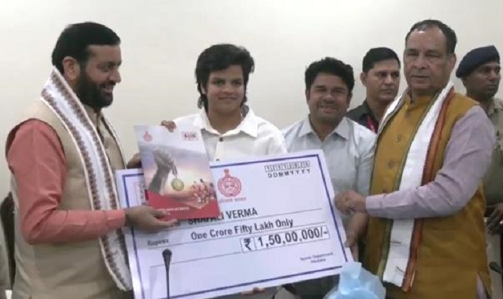 शेफाली वर्मा को चेक और सर्टिफिकेट सौंपते सीएम नायब सैनी।