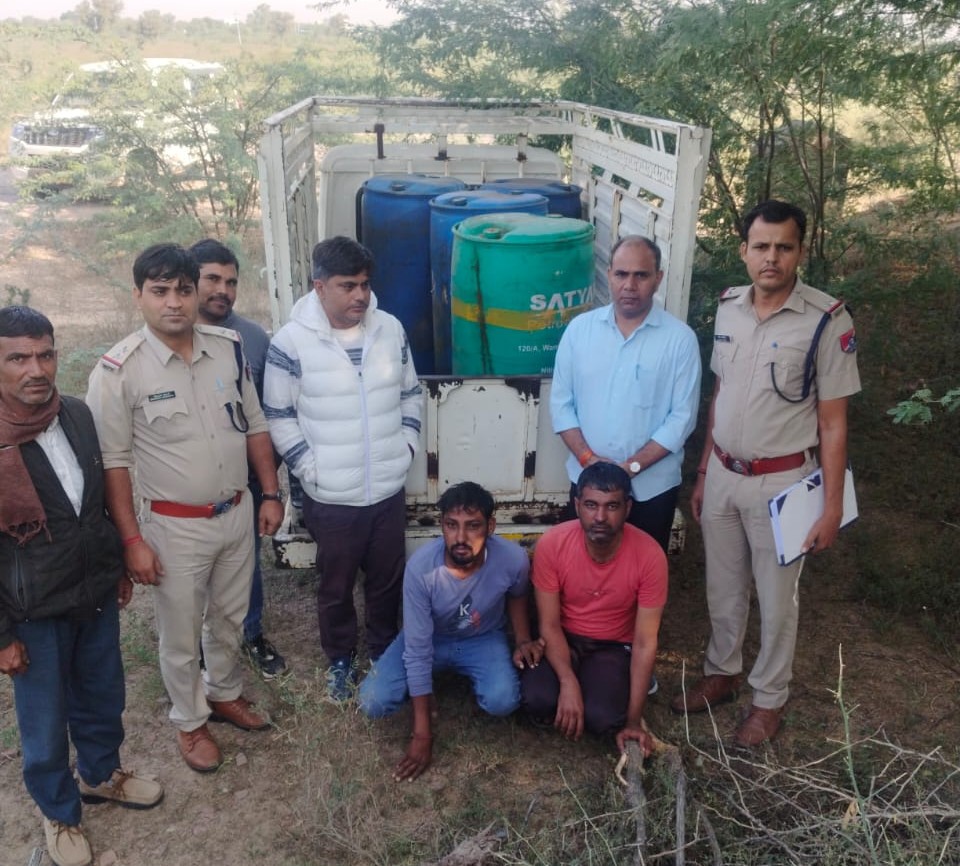 रात के अंधेरे में स्टेशन पर खड़ी मालगाड़ी के वैगन पर चढ़कर ढक्कन खोल उसमें पाइप लगाकर पास खड़ी पिकअप में ड्रम भर ले गए थे बदमाश।