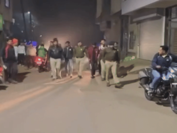 बदमाशों को पुलिस सीन रीक्रिएशन करने स्पॉट पर पैदल लेकर पहुंची। - Dainik Bhaskar