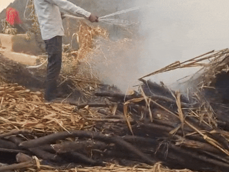 स्थानीय लोगों की मदद से आग पर काबू पाया गया।