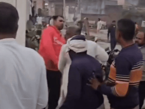 विवाद के दौरान एक दूसरे के साथ बहस करते हुए लोग।