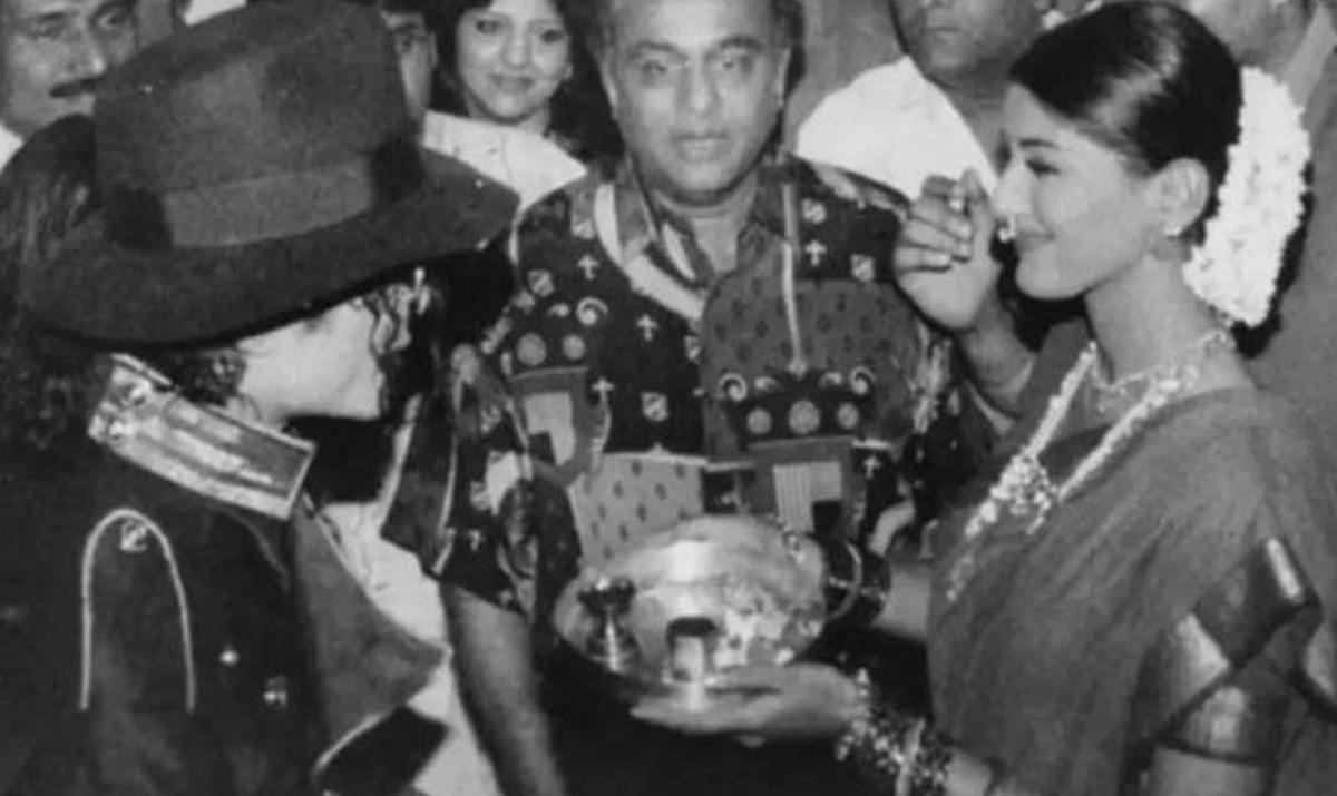 1 नवंबर 1996 को मुंबई में माइकल जैक्सन का हिस्ट्री वर्ल्ड टूर शो हुआ था। सोनाली ने माइकल का एयरपोर्ट पर स्वागत किया था।