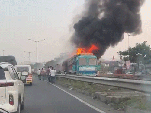 25 vehicles collide and catch fire in Pune, 7 killed | पुणे में 25 गाड़ियां  टकराईं, 9 लोगों की मौत: इनमें 5 जिंदा जले; ट्रक का ब्रेक फेल हुआ, कार से  भिड़ा,