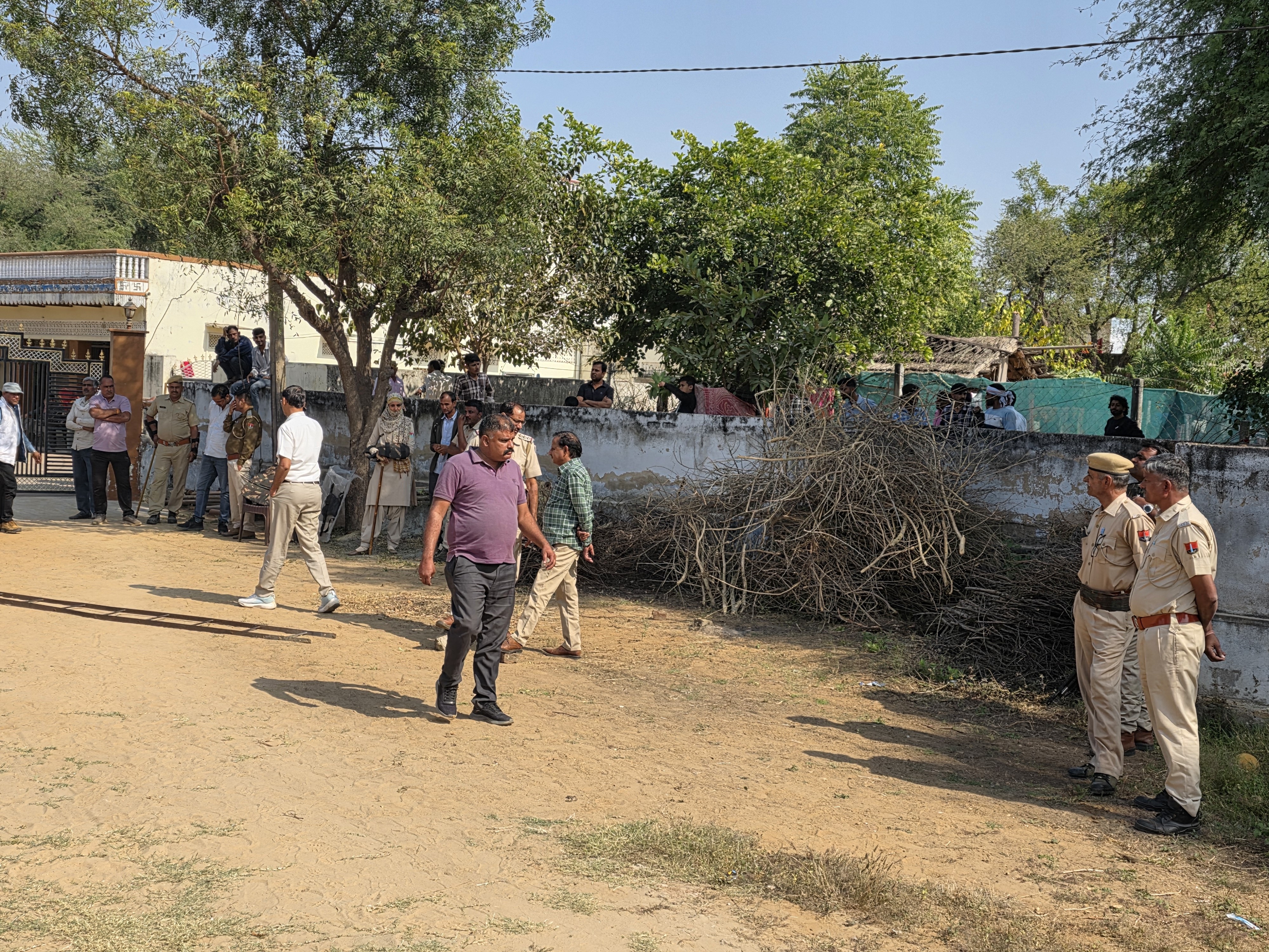 घटना की जानकारी मिलते ही पुलिस और वन विभाग की टीम मौके पर पहुंच गई। लोगों को संबंधित क्षेत्र से दूर रहने की सलाह दी गई है।