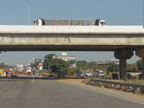 जयपुर में अजमेर-किशनगढ़ एक्सप्रेस-वे से जुड़े रिंग रोड दक्षिण पर बनाया जा रहा क्लोवर लीफ का काम लगभग पूरा हो गया है।