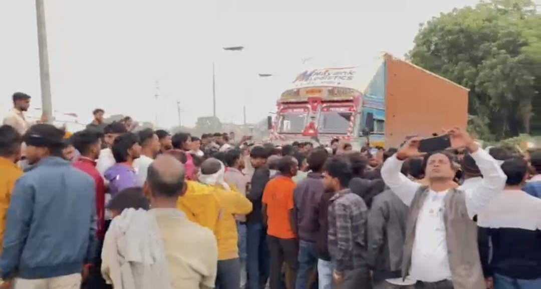 जाम लगते ग्रामीण