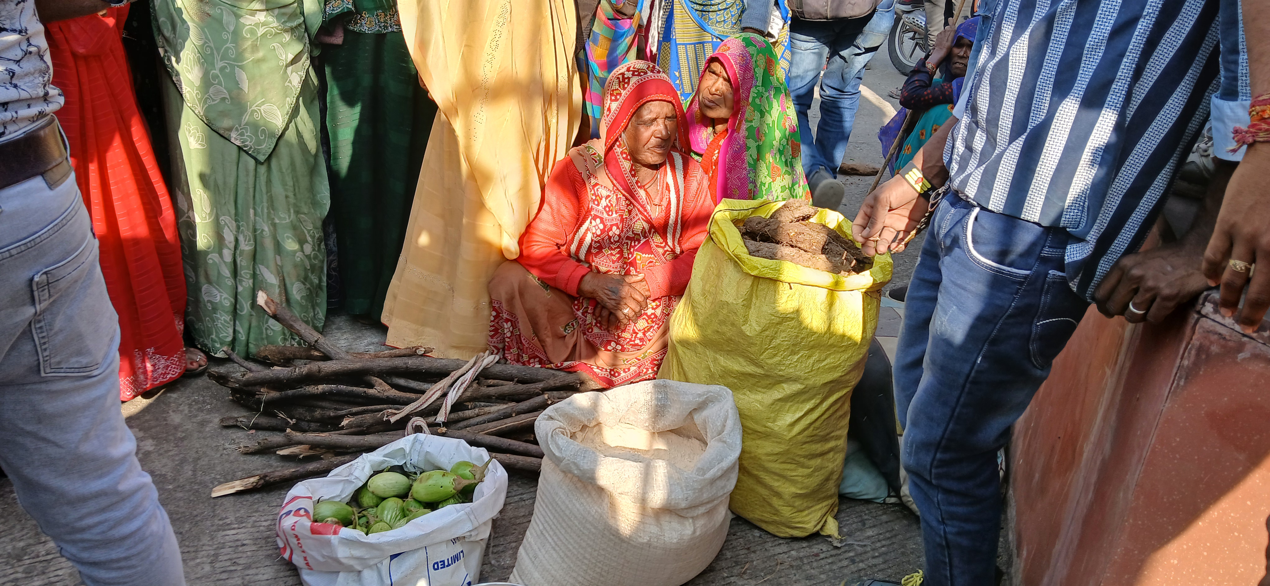 आटा, सब्जी लेकर पहुंचे ग्रामीण।