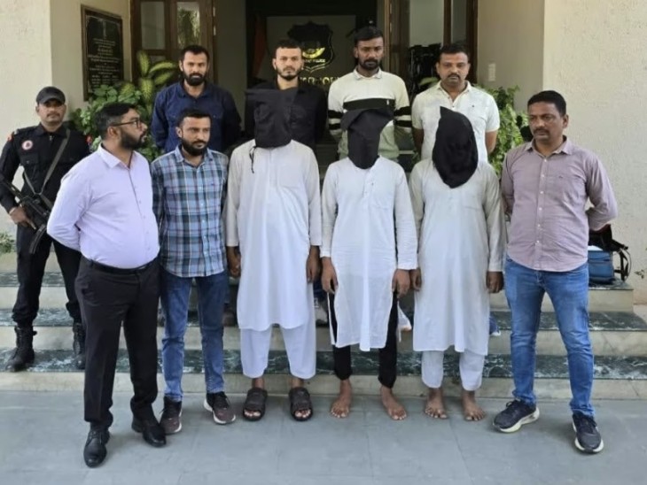 गुजरात एटीएस की गिरफ्त में तीनों आरोपी।