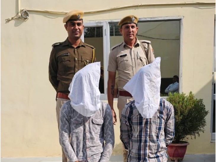 पुलिस की हिरासत में आरोपी बदमाश।