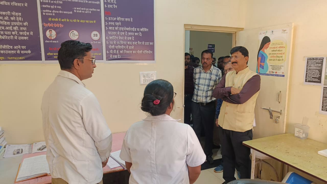 स्वास्थ्य केंद्र का निरीक्षण करते कलेक्टर।