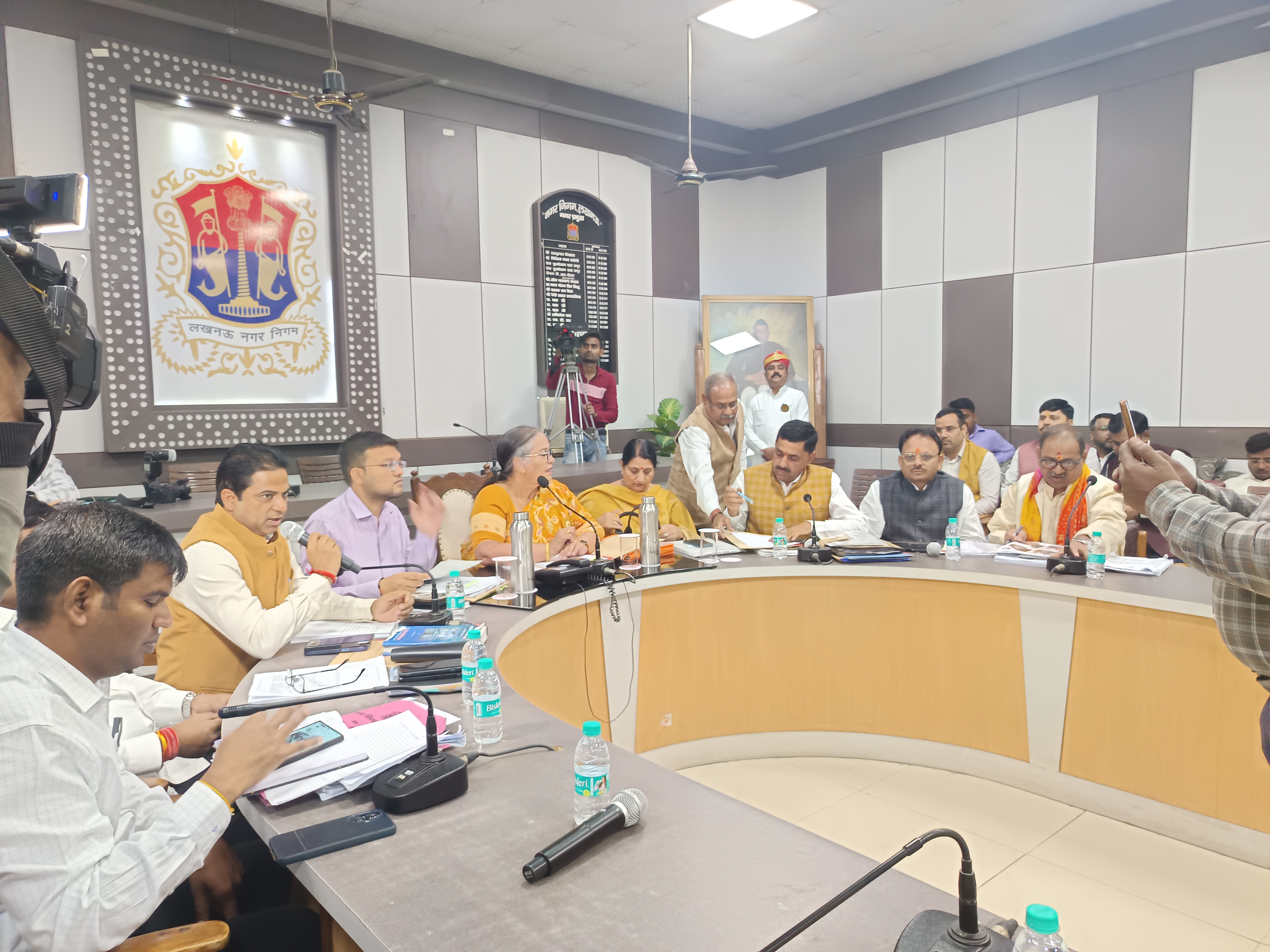 नगर निगम मुख्यालय में कार्यकारिणी की बैठक शुरू हो गई है।