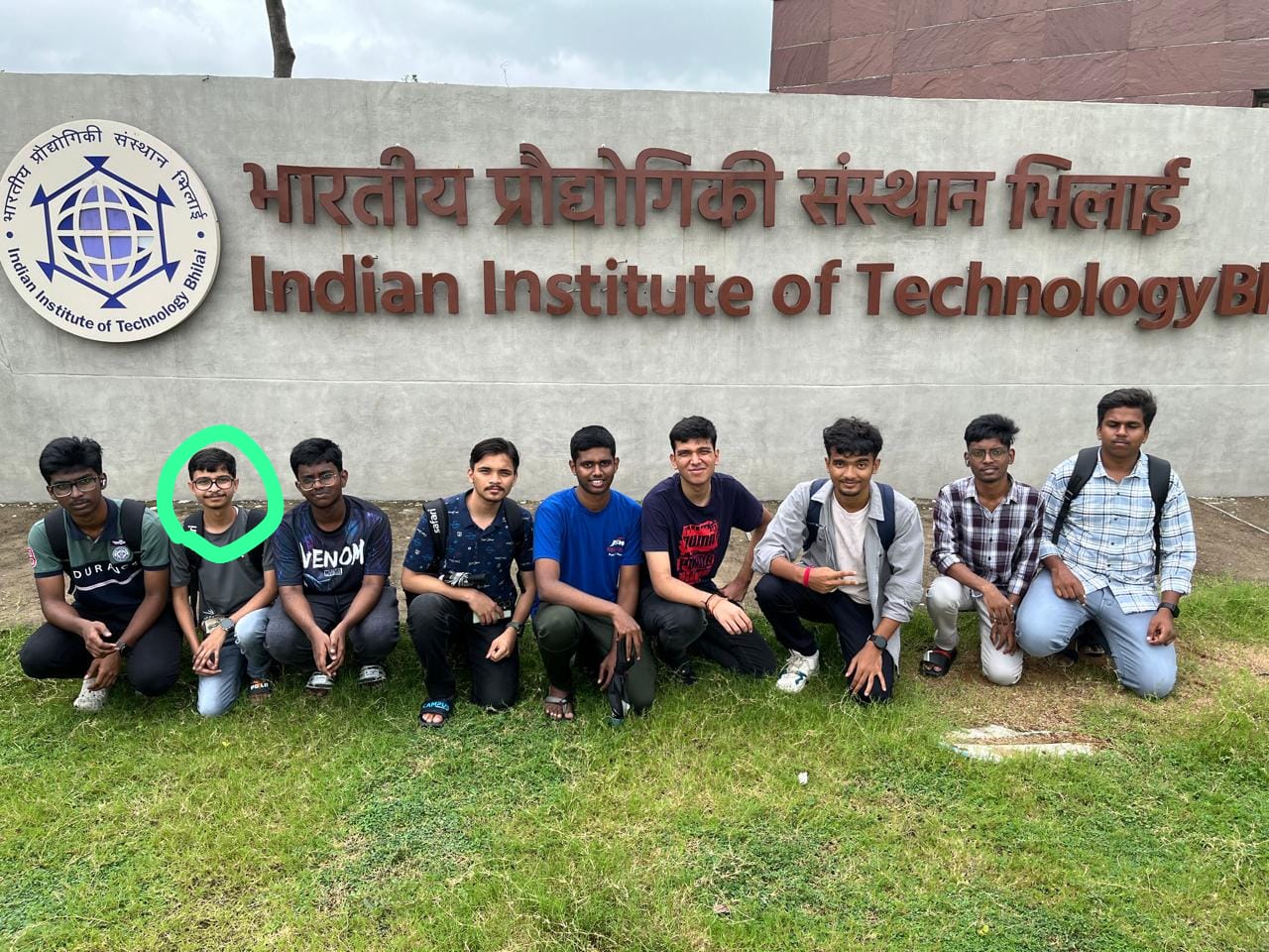 मृतक छात्र सोमिल साहू का साथी विद्यार्थियों के साथ ग्रुप फोटो।