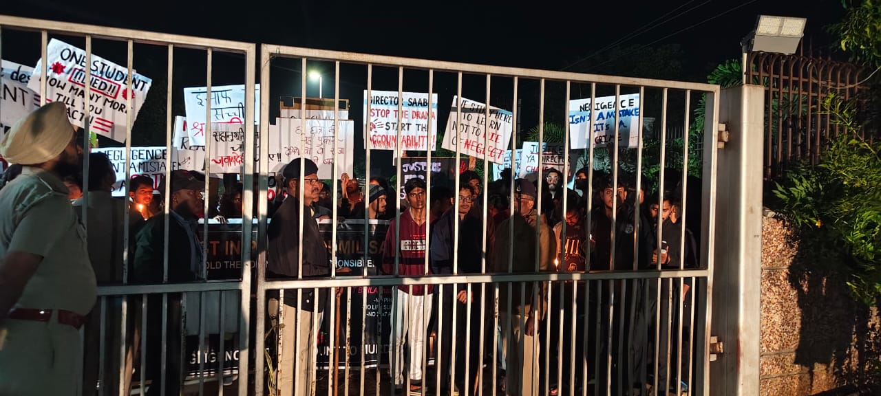 बुधवार शाम कॉलेज प्रबंधन ने कैंडल मार्च करने से रोकने गेट लगा दिया।