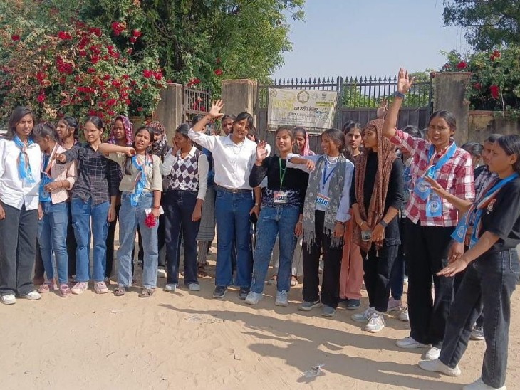 सीकर गवर्नमेंट गर्ल्स कॉलेज में गर्ल्स हॉस्टल शुरू करवाने के लिए नारेबाजी करती छात्राएं।