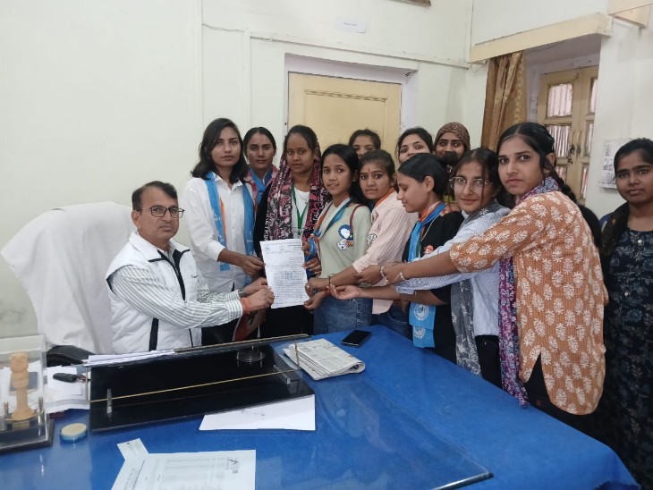 गर्ल्स कॉलेज प्रिंसिपल को कॉलेज एजुकेशन कमिश्नर के नाम ज्ञापन देती NSUI की छात्राएं।