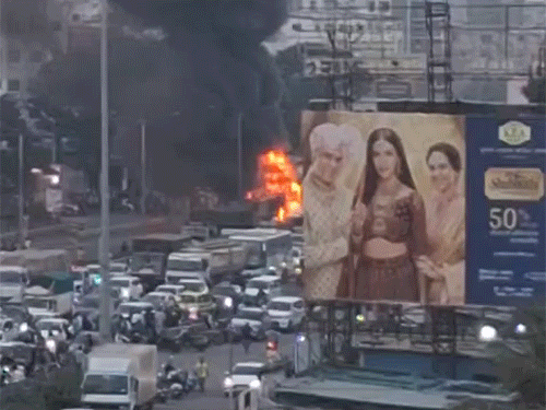 हादसे के बाद सड़क पर लंबा जाम लग गया।