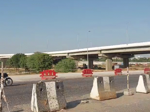 इस क्लोवर लीफ का काम NHAI को इसी साल सितंबर तक पूरा करना था। लेकिन काम में देरी के कारण इसकी मियाद को तीन माह के लिए और बढ़ाया गया है।