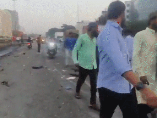 हादसा होते ही अफरा-तफरी मच गई। सड़क पर टूटे वाहनों के टुकड़े बिखरे दिखे।