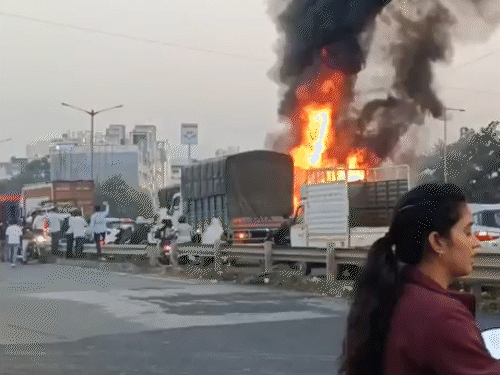 जब हादसा हुआ तब सड़क पर बड़ी संख्या मेंं वाहन थे।