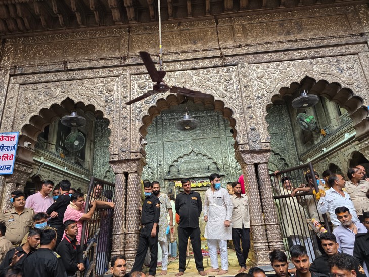 मंदिर के आंगन में कराए गए काम से टीम संतुष्ट नजर आई