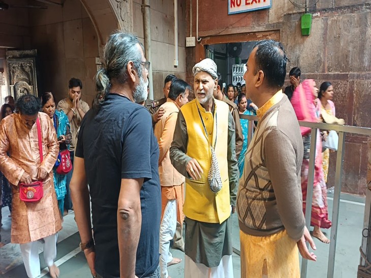 मंदिर में पहुंची टीम को जानकारी देते कमेटी सदस्य दिनेश गोस्वामी