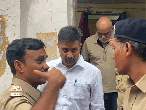 ईडी ने बताया कि चैतन्य ने शराब घोटाले से कमाई गई रकम को अपने रियल एस्टेट बिजनेस में लगाया। तस्वीर पेशी के दौरान की है।