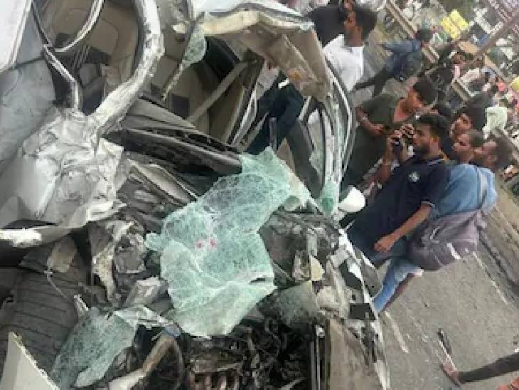 हादसे में कार बुरी तरह क्रश हो गई। इसमें सवार सभी लोगों की मौत हो गई।