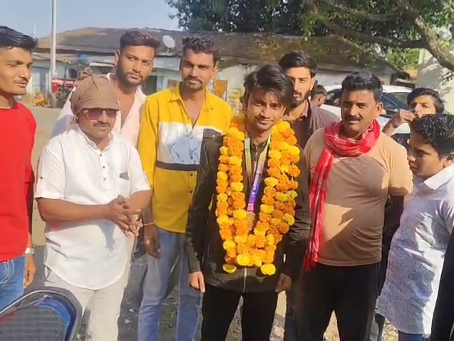 पीयूष का गांव में जोड़दार स्वागत किया गया।