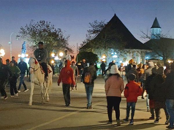 বুধবার সন্ধ্যায় শীতের মধ্যে সিমলার চূড়ায় ঘোড়ায় চড়তে দেখা গেছে পর্যটকদের।