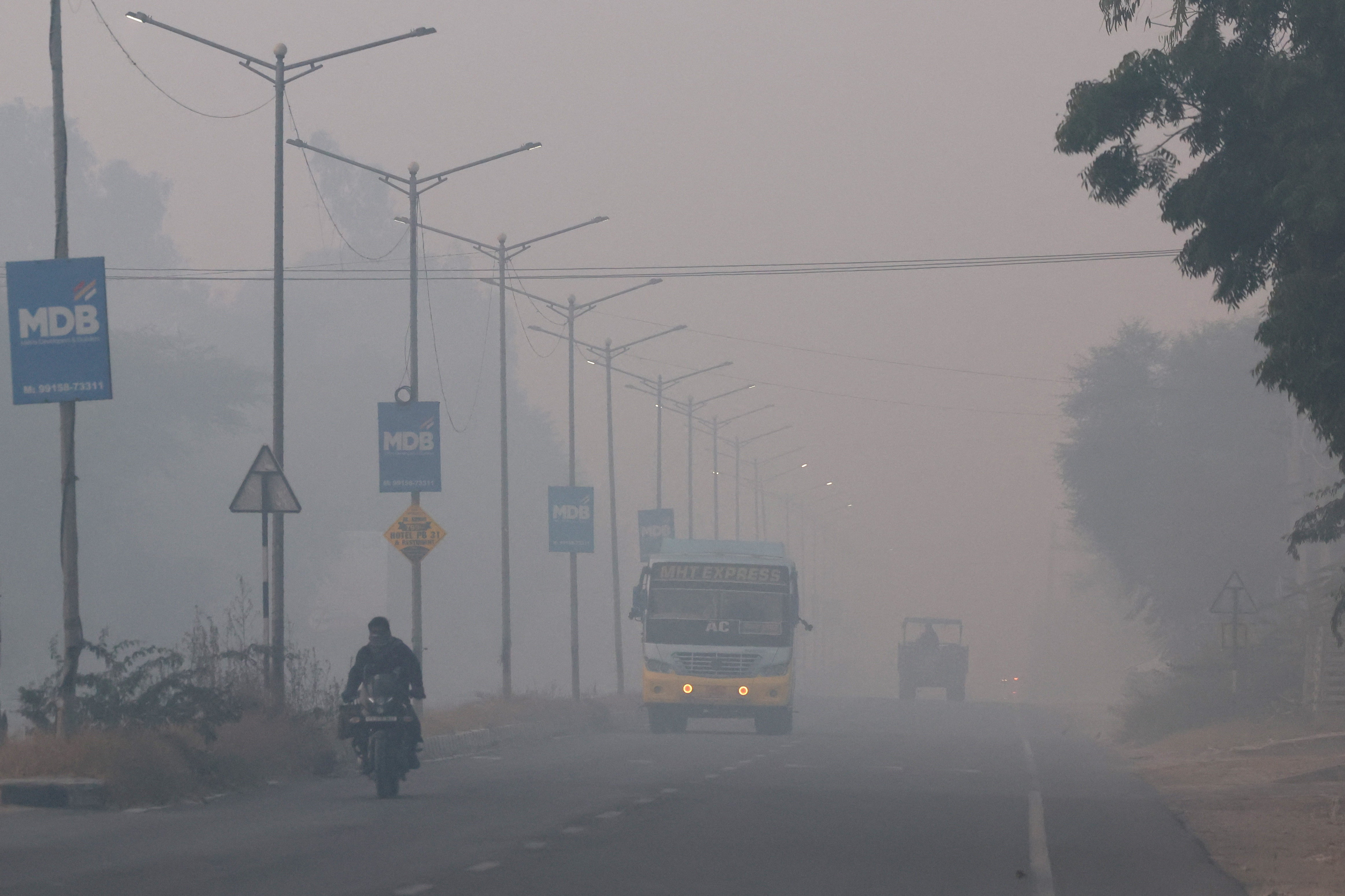 বুধবার পাঞ্জাবের মানসায় কুয়াশায় ঢাকা রাস্তায় দৃশ্যমানতা খুবই কম ছিল।