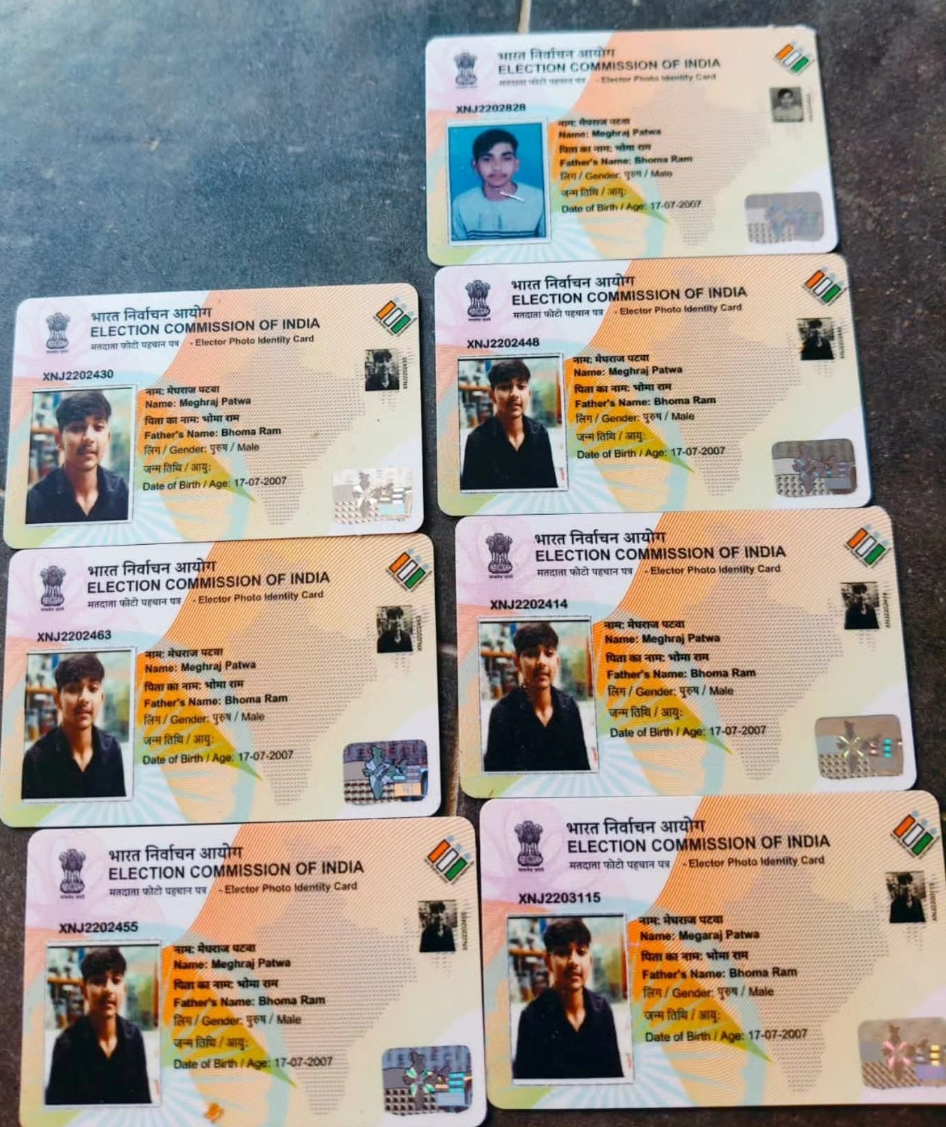 Seven voter ID cards were found in the name of a young man. | राजस्थान में एक युवक के नाम से 7 वोटर आईडी: सभी कार्ड में अलग-अलग मतदाता पहचान संख्या; कांग्रेस